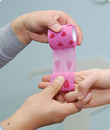 Flexibilní zavinovací samolepicí obvaz